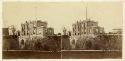 122395 Gezicht over de stadsbuitengracht te Utrecht op het Meteorologisch Instituut op het voormalige bastion Zonnenburg.